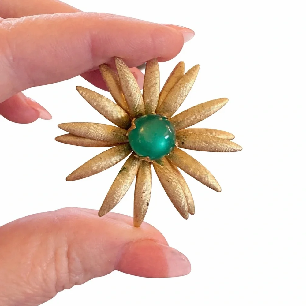 Vintage Gold Tone Sunburst Flower Brooch w/ Green‎ Cabochon Center